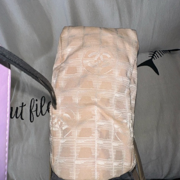 CHANEL cream travel tote signature damaged interior bottom lining - Picture 6 of 15